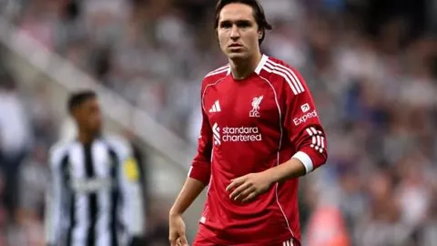 吴彦祖重现20年前照片贺爱妻生日，幽默自嘲发量减少